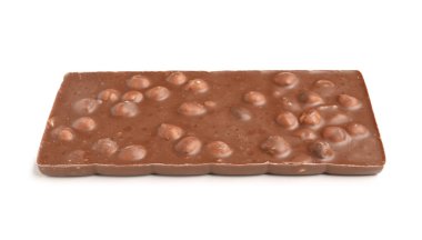 Beyaz arka planda fındıklı tatlı çikolata