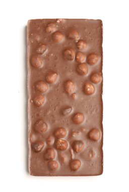 Beyaz arka planda fındıklı tatlı çikolata