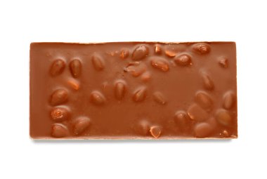 Beyaz arka planda fındıklı tatlı çikolata