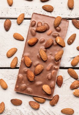 Hafif ahşap kaplamalı bademli tatlı çikolata.