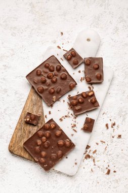 Tatlı lezzetli çikolata fındık ışık arka plan üzerinde