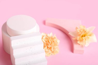 Pembe arka planda çiçekli dekoratif sıva podyumları
