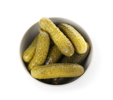 Beyaz arka planda lezzetli mayalanmış salatalıklı kase