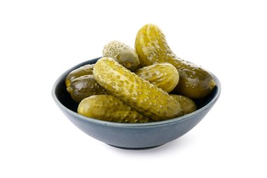 Beyaz arka planda lezzetli mayalanmış salatalıklı kase