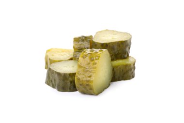 Beyaz arka planda lezzetli mayalanmış salatalık parçaları