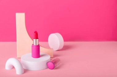 Pembe arka planda dekoratif alçı podyumlar ve ruj.