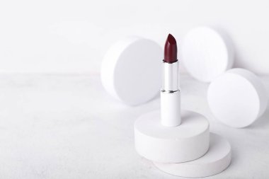 Dekoratif sıva podyumları ve hafif arkaplanda ruj