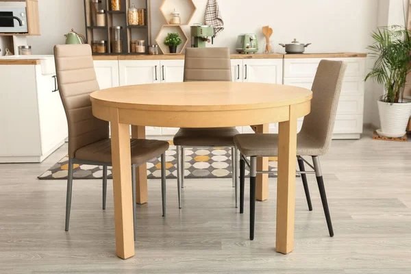 キッチンのインテリアのきれいなダイニングテーブルと椅子 — ストック写真