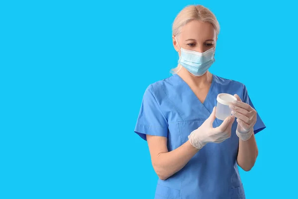 Reifer Arzt Medizinischer Maske Mit Testbehälter Auf Blauem Hintergrund — Stockfoto