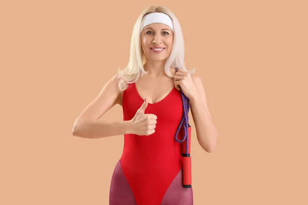 Sporty Donna Matura Con Salto Corda Mostrando Pollice Sfondo Beige — Foto Stock