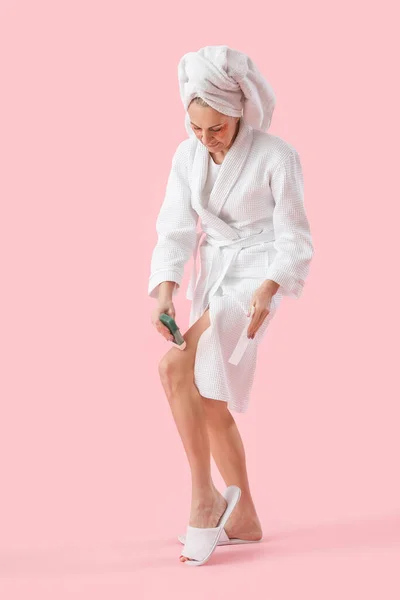 Starší Žena Epilační Nohy Růžovém Pozadí — Stock fotografie