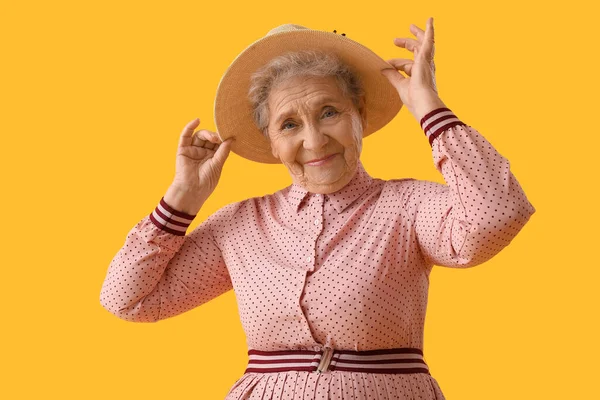 Seniorin Mit Hut Auf Gelbem Hintergrund — Stockfoto