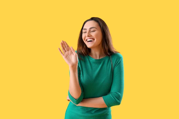 Schöne Junge Frau Winkt Hand Auf Gelbem Hintergrund — Stockfoto