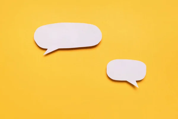 Turuncu Arkaplanda Boş Kağıt Konuşma Baloncukları — Stok fotoğraf