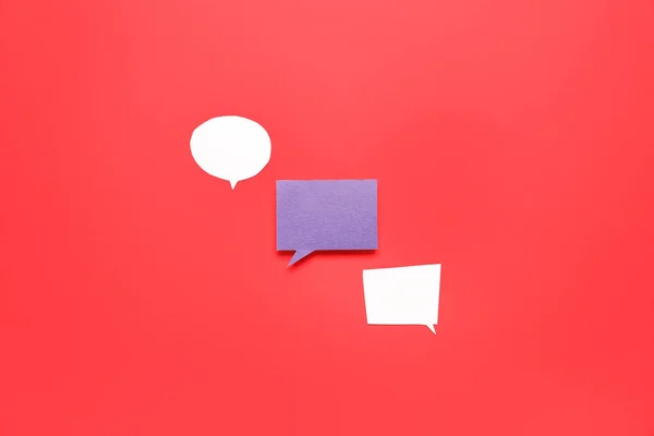 Kırmızı Arkaplanda Boş Kağıt Konuşma Baloncukları — Stok fotoğraf