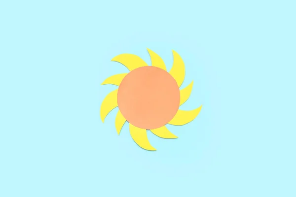 蓝色背景的纸做成的明亮的太阳 — 图库照片