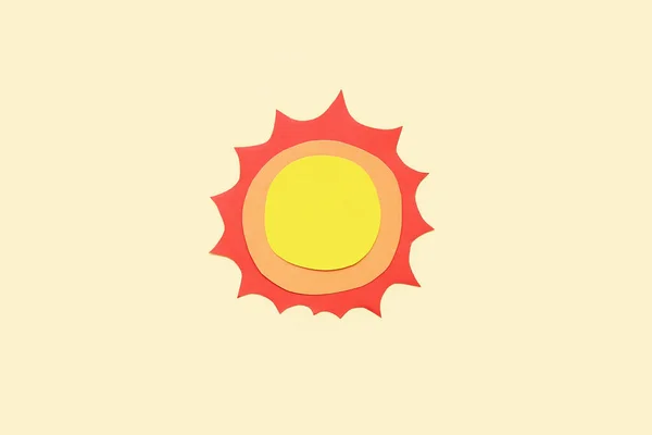 Strahlende Sonne Aus Papier Auf Beigem Hintergrund — Stockfoto