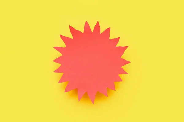 Sol Brilhante Feito Papel Sobre Fundo Amarelo — Fotografia de Stock