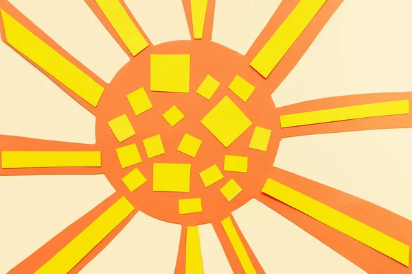 Sol Brillante Con Rayos Papel Sobre Fondo Beige — Foto de Stock
