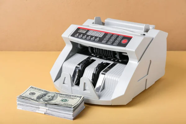 Nowoczesna Maszyna Liczenia Gotówki Banknotami Dolarowymi Tle Koloru — Zdjęcie stockowe