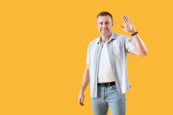 Mature Man Waving Hand Yellow Background Hello Concept — Stock Photo, Image