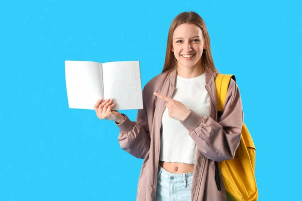 Studentin Zeigt Auf Textbuch Auf Blauem Hintergrund — Stockfoto