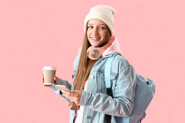 Γυναίκα Φοιτητής Φλιτζάνι Καφέ Χρησιμοποιώντας Κινητό Τηλέφωνο Ροζ Φόντο — Φωτογραφία Αρχείου