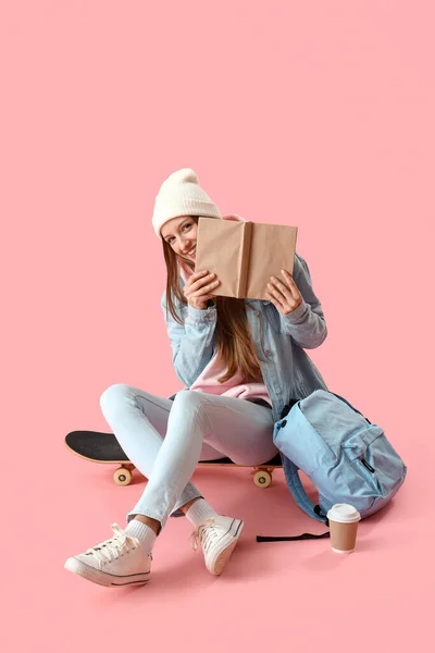 Studentin Mit Buch Auf Rosa Hintergrund — Stockfoto