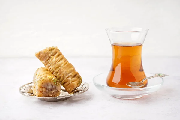 Світлому Тлі Плита Смачною Баклавою Склянкою Турецького Чаю — стокове фото