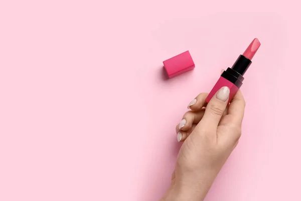 Frau Mit Lippenstift Auf Rosa Hintergrund — Stockfoto