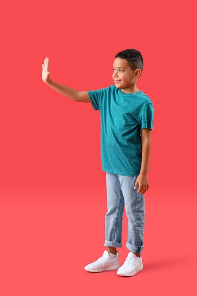 Malý Afroameričan Chlapec Mává Rukou Červeném Pozadí — Stock fotografie