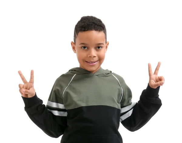 Μικρό Αφροαμερικανό Αγόρι Που Δείχνει Την Χειρονομία Ειρήνης Λευκό Φόντο — Φωτογραφία Αρχείου