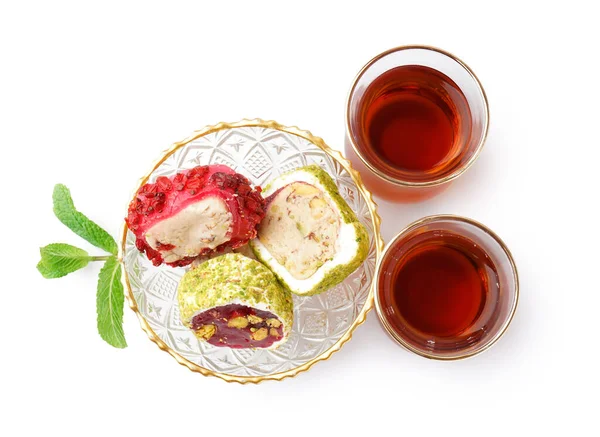 Чаша Смачними Турецькими Приправами Склянками Чаю Білому Тлі — стокове фото