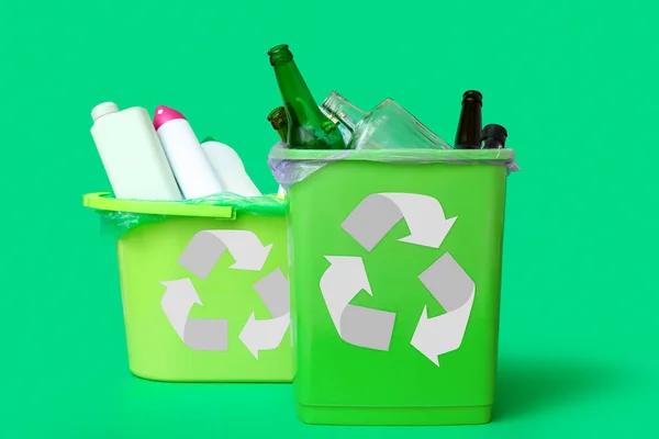 Lixeiras Com Lixo Diferente Fundo Verde — Fotografia de Stock