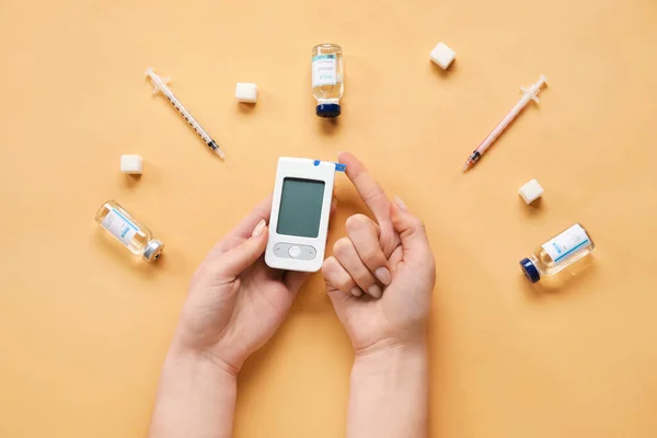 Mujer Diabética Con Glucosímetro Digital Insulina Sobre Fondo Beige — Foto de Stock