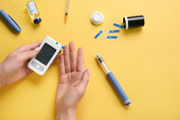 Mujer Diabética Con Glucosímetro Digital Pluma Lanceta Insulina Sobre Fondo — Foto de Stock