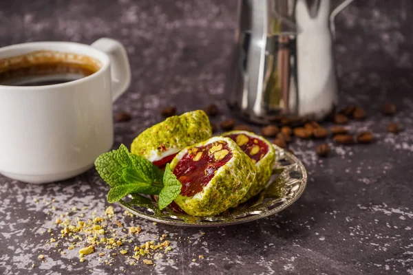 Arkaplanda lezzetli Türk Lokumu tabağı