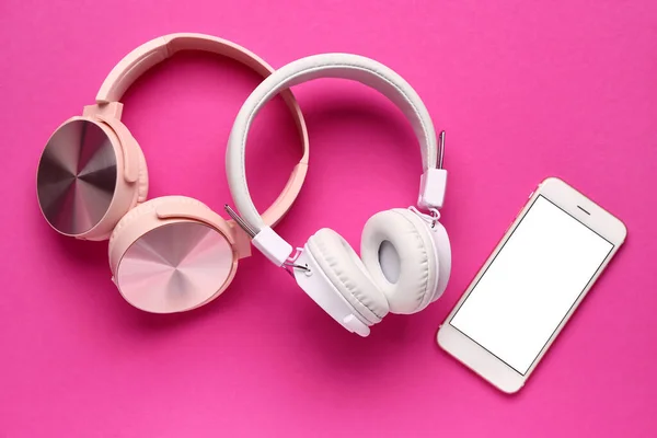Kopfhörer Mit Handy Auf Rosa Hintergrund — Stockfoto