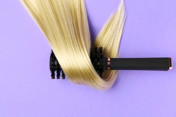 Волосся Пасма Круглою Щіткою Фіолетовому Фоні — стокове фото