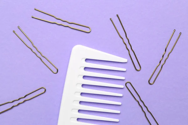 Comb Hairpins Violet Background Closeup — Stock Photo, Image