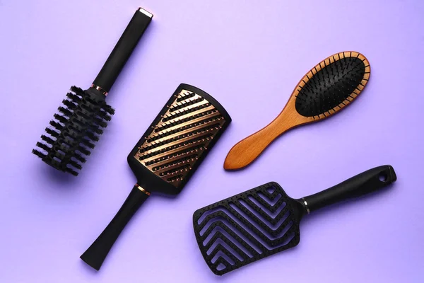 Spazzole Parrucchiere Sfondo Viola — Foto Stock