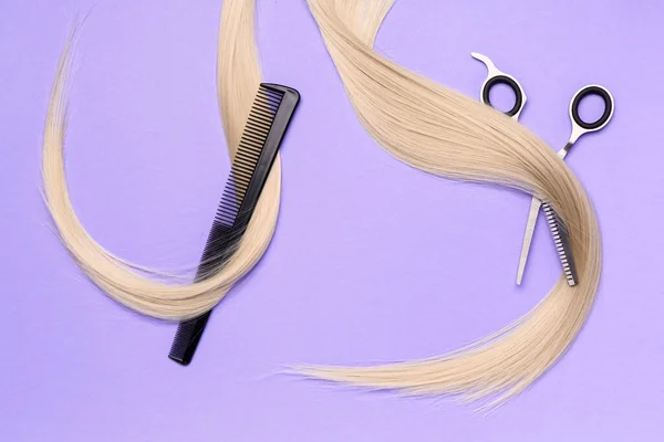 Волосся Пасма Пензлем Ножицями Фіолетовому Фоні — стокове фото
