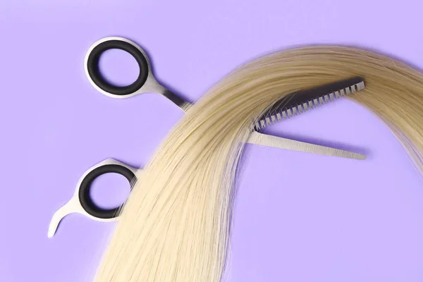 Haarsträhne Mit Schere Auf Violettem Hintergrund Nahaufnahme — Stockfoto