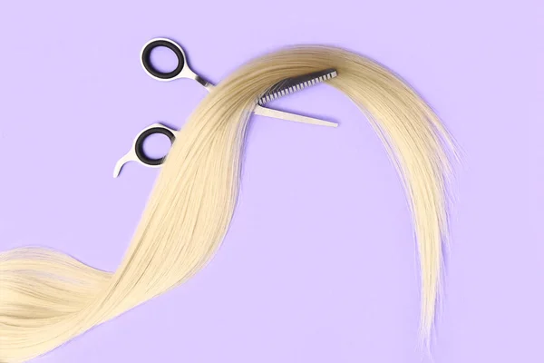 Волосся Нитки Ножицями Фіолетовому Фоні — стокове фото