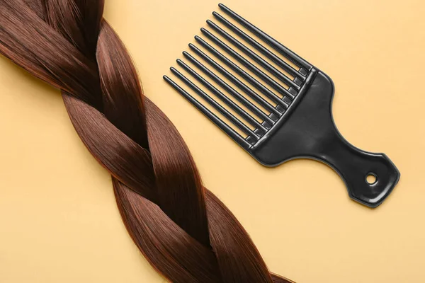Braided Hair Strand Brush Beige Background Closeup — Stock Photo, Image