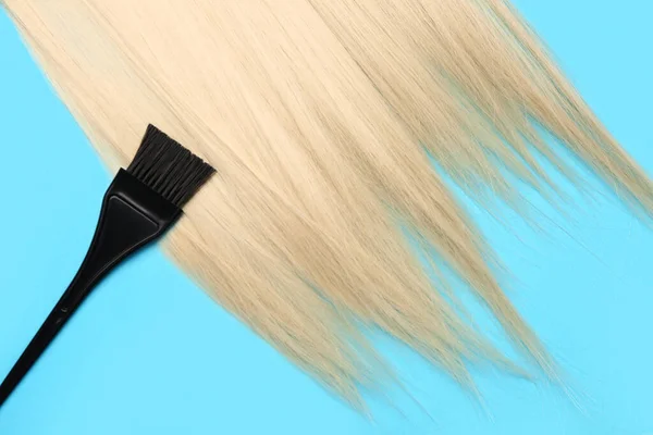 Светлые Волосы Расчёской Синем Фоне — стоковое фото