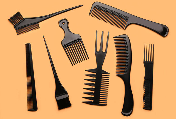 Кисти парикмахера на оранжевом фоне