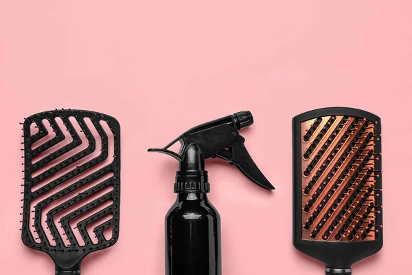 Friseurbürsten Mit Spray Auf Rosa Hintergrund — Stockfoto