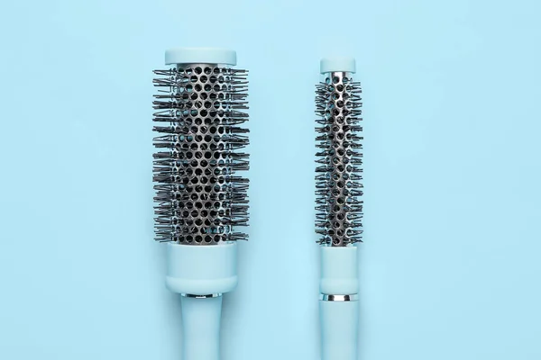 Mavi Arkaplanda Saç Fırçaları — Stok fotoğraf