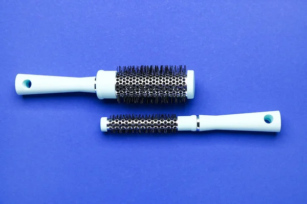 Haarbürsten Auf Blauem Hintergrund — Stockfoto